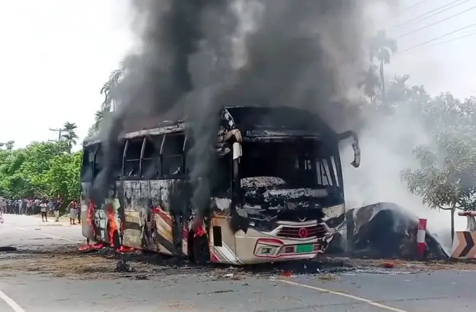 বাস পুড়িয়ে দিলো বিক্ষুব্ধ জনতা