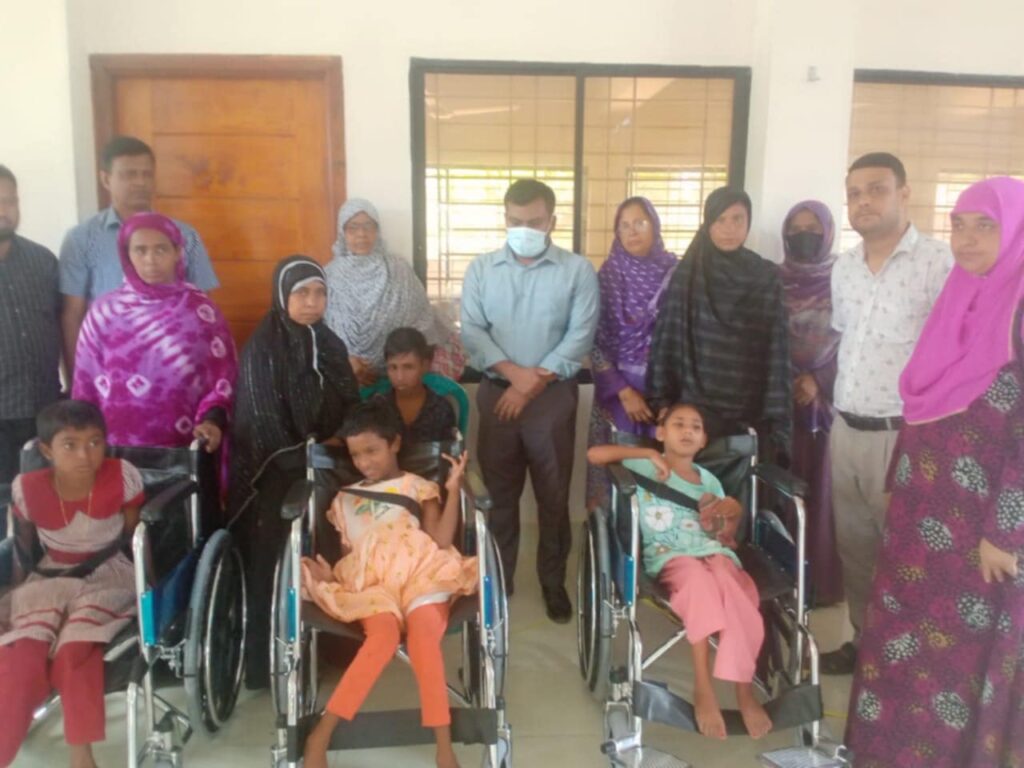 বিশেষ চাহিদাসম্পন্ন শিক্ষার্থীদের মাঝে হুইল চেয়ার ও শ্রবণ যন্ত্র বিতরণ