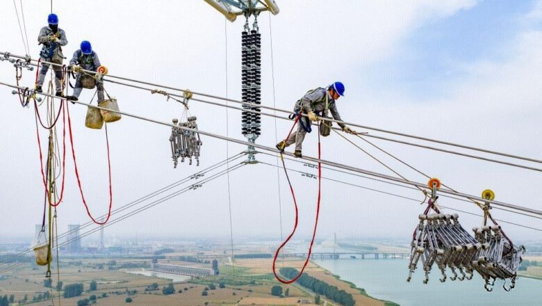 ভূমি থেকে হাজার হাজার ফুট উপরে বিদ্যুৎ লাইনে কাজ