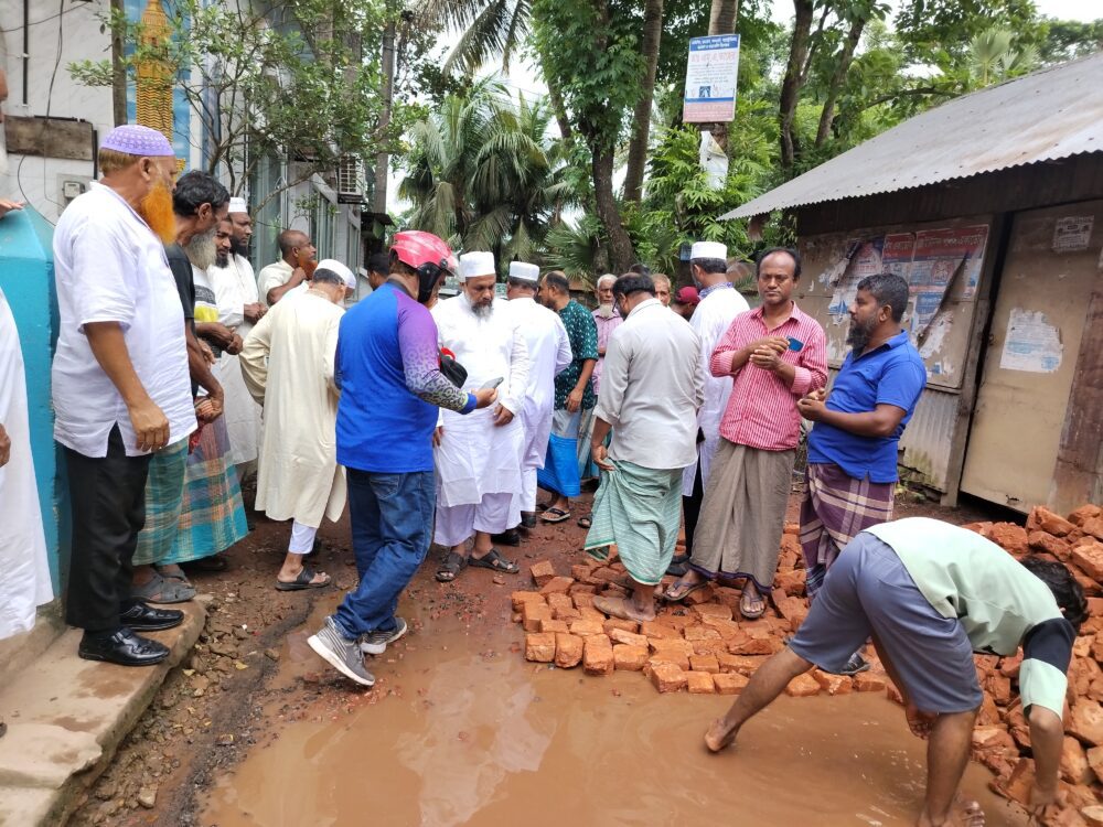 নোয়াখালীর চৌমুহনীতে জামায়াত নেতার হাত ধরেই দীর্ঘদিনের ক্ষতিগ্রস্ত রাস্তা সংস্কার শুরু হলো