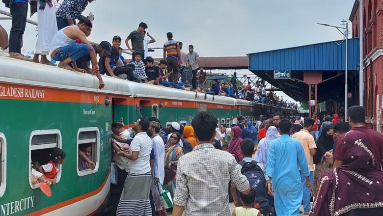 সান্তাহারে টিকিট কেটে ভিরের কারনে ট্রেনে উঠতে না পেরে যেতে পারছে যাত্রীরা