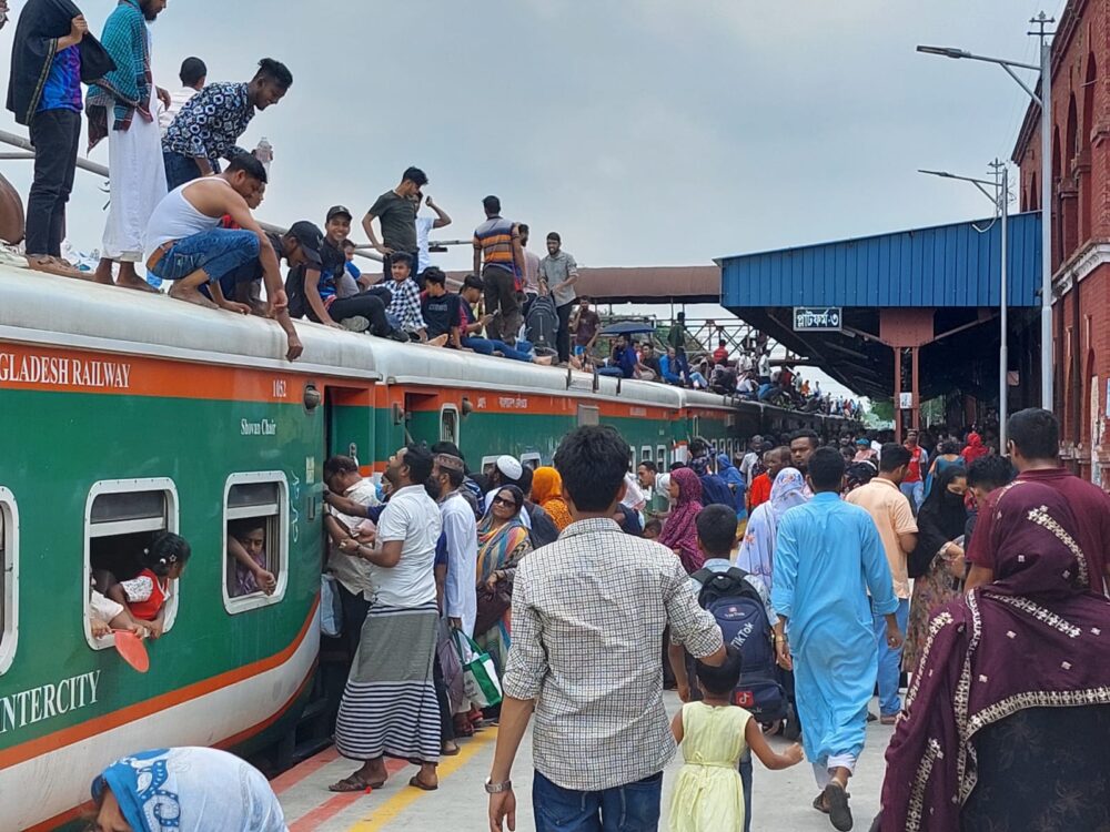 সান্তাহারে টিকিট কেটে ভিরের কারনে ট্রেনে উঠতে না পেরে যেতে পারছে যাত্রীরা 