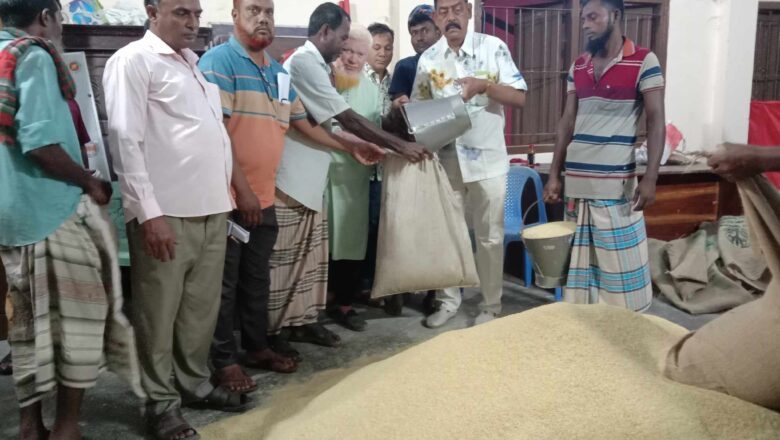 মান্দায় কালবৈশাখী ঝড়ে ক্ষতিগ্রস্থদের মাঝে চাল বিতরণ