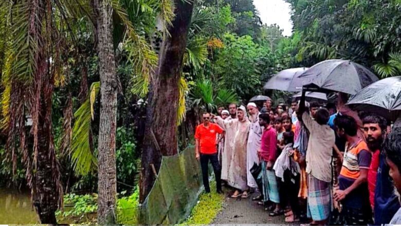পাইকগাছায় পানির বন্দি মানুষের পাশে ডা. আব্দুল মজিদ 