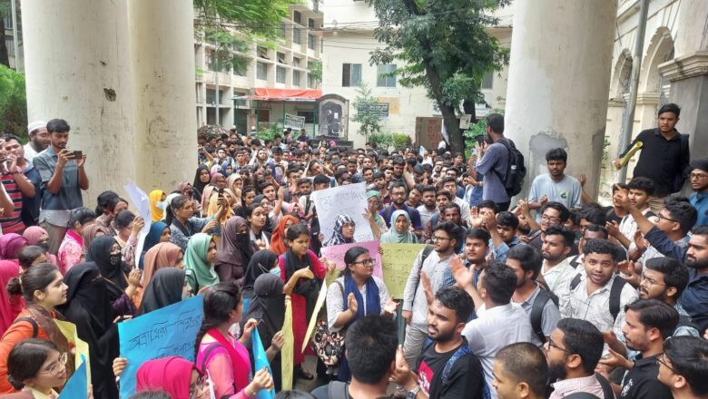 জবির শিক্ষক ও শিক্ষার্থীদের উপর হামলার প্রতিবাদে নতুন কর্মসূচি ঘোষণা