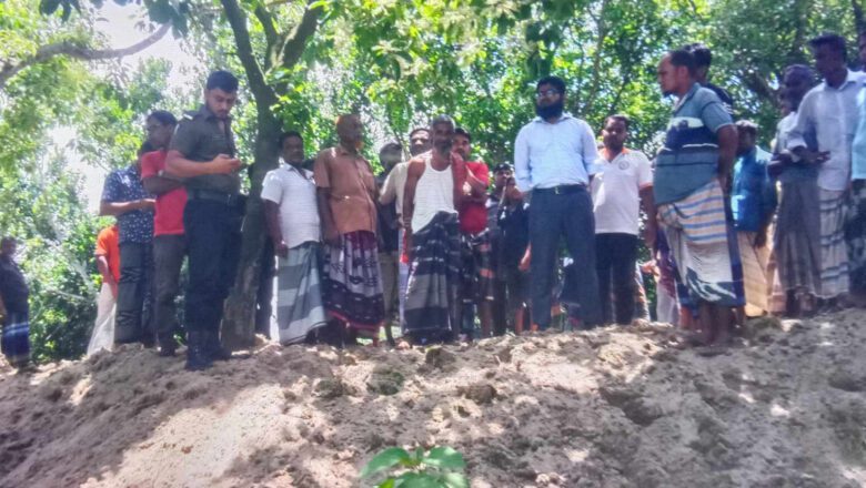 আত্রাই নদীর বাঁধের পাশে অবৈধভাবে মাটি কাটার অভিযোগে ঘটনাস্থল পরিদর্শন করলেন ইউএনও