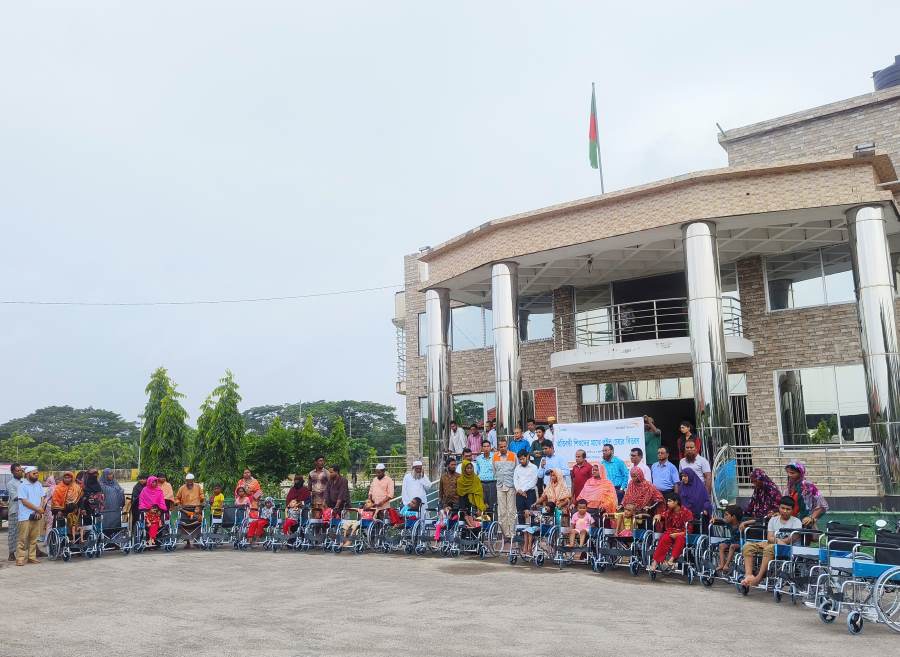 আমতলীর প্রতিবন্ধী শিশুরা হুইলচেয়ার পেয়েছে