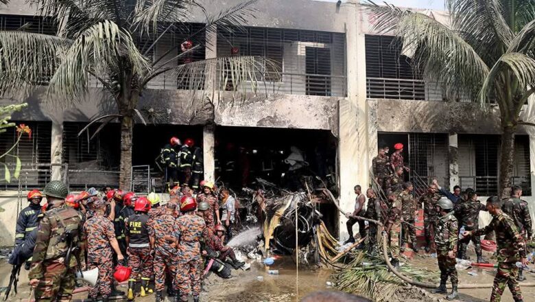 বাংলাদেশের রাজধানী ঢাকার দিয়াবাড়িতে মাইলস্টোন স্কুল অ্যান্ড কলেজের ভেতরে বিমান বাহিনীর একটি উড়োজাহাজ বি*ধ্ব*স্ত হয়ে অন্তত ১৯ জনের প্রা*ণ গেছে; আ*হ*ত ও দ*গ্ধ হয়েছে অর্ধশতাধিক শিক্ষার্থী। আইএসপিআর জানিয়েছে, বিমান বাহিনীর ‘এফ-৭ বিজেআই’ প্রশিক্ষণ বিমানটি সোমবার দুপুর ১টা ৬ মিনিটে উড্ডয়নের পরপরই বি*ধ্ব*স্ত হয়।