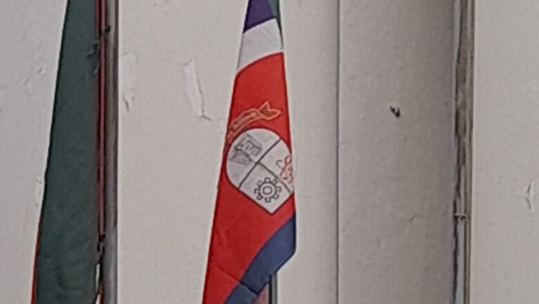 উল্টো করে লাগানো জবির পতাকায় নজর নেই প্রশাসনেরর