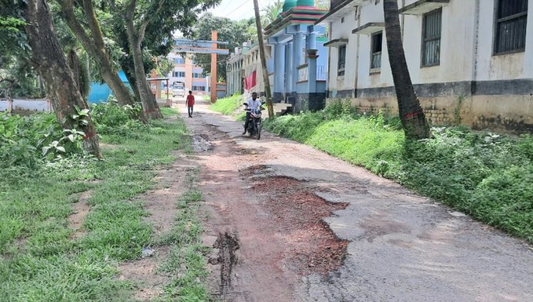 কার্পেটিং উঠে রাস্তার বেহাল অবস্থা