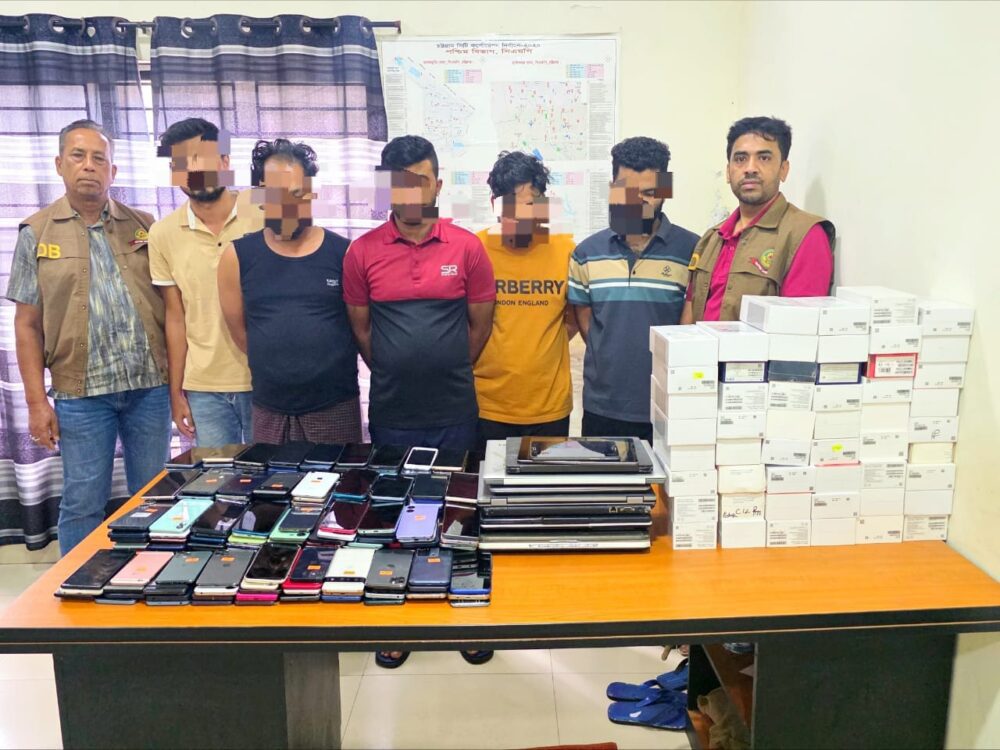 সিএমপি’র ডিবি (পশ্চিম) কর্তৃক বিশেষ অভিযানে চুরি ও ছিনতাইকৃত ৩৪২টি মোবাইল ফোন, ০৬ টি ল্যাপটপ এবং নগদ দুই লক্ষ টাকাসহ চোর ও ছিনতাইকারী চক্রের ০৫ সদস্য গ্রেফতার
