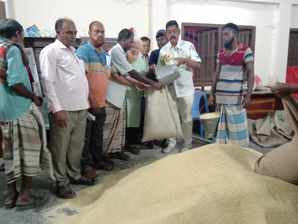 চাল বিতরণ