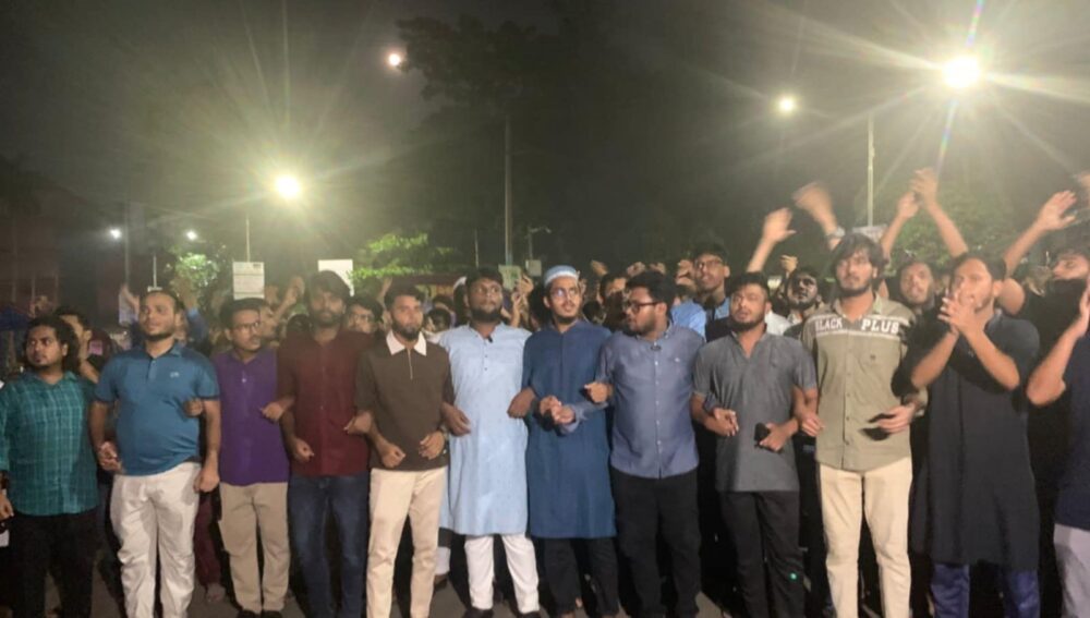 মিটফোর্ডে চাঁদা না দেওয়ায় ব্যবসায়ীকে পিটিয়ে হত্যার প্রতিবাদে জবিতে প্রতিবাদ মিছিল