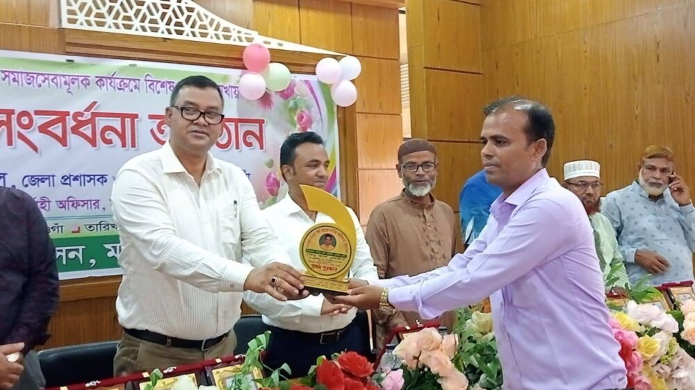 মান্দায় কর্ম দক্ষতায় প্রথম পুরস্কার পেলেন আল এমরান