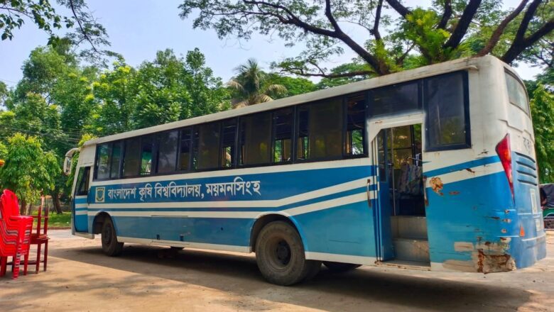 শিক্ষার্থী বাসে সিট নেই, দাঁড়িয়ে ফিরছেন বাকৃবির শিক্ষার্থীরা!