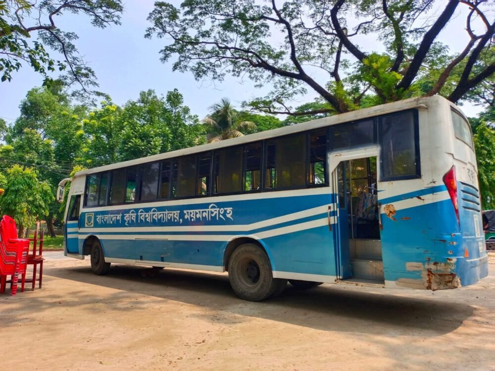 শিক্ষার্থী বাসে সিট নেই, দাঁড়িয়ে ফিরছেন বাকৃবির শিক্ষার্থীরা!