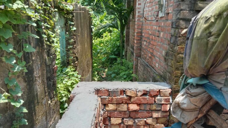 মান্দায় জমি কিনে বিপাকে ক্রেতা; চলাচলের রাস্তায় প্রতিবন্ধকতা!