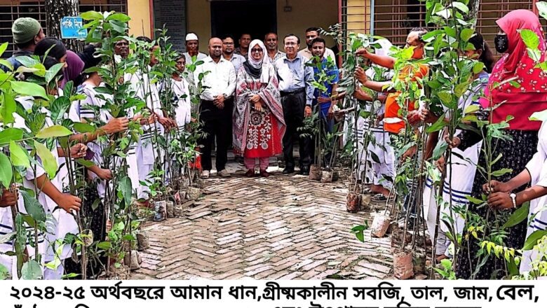 পাইকগাছায় বিনা মূল্যে বীজ, চারা, জৈব ও রাসায়নিক সার বিতরণ