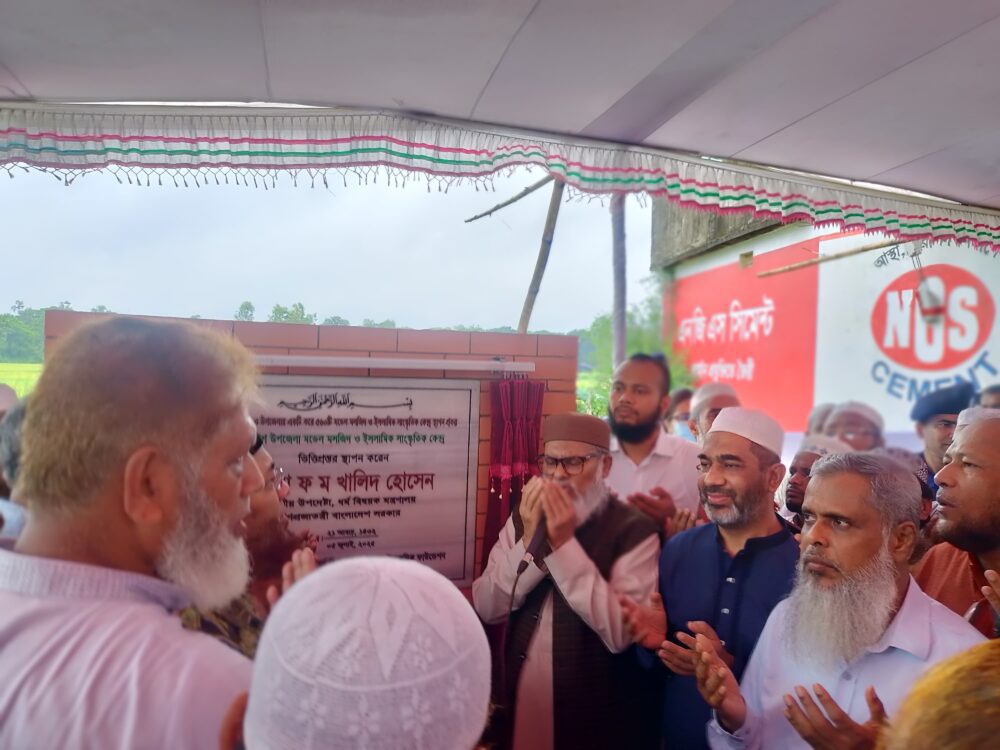 চট্টগ্রামের চন্দনাইশে মডেল মসজিদের ভিত্তি পস্তর স্থাপন করেন অন্তরবর্তী সরকারের ধর্ম উপদেষ্টা ডক্টর আ ফ ম খালিদ হোসেন। 