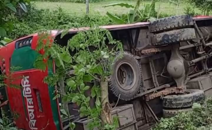দিনাজপুরের বীরগঞ্জে বিআরটিসি বাস নিয়ন্ত্রণ হারিয়ে নিহত ১ ও আহত ২০ জন