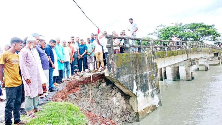 হুমকির মুখে সাতক্ষীরা ও পাইকগাছার সংযোগ বাঁকা ব্রীজ:  জনদুর্ভোগ চরমে 
