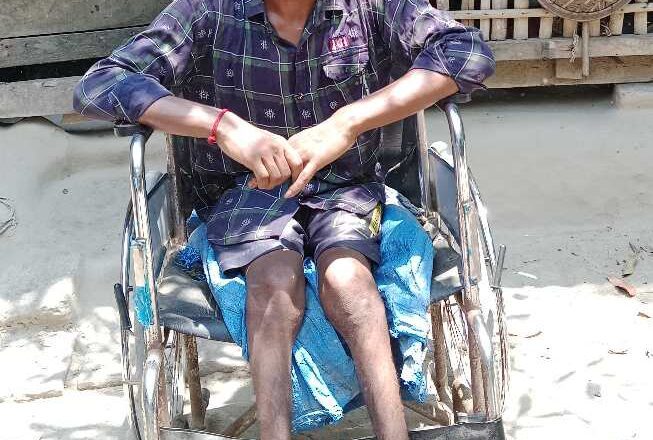 প্রতিবন্ধী হয়েও জীবন যুদ্ধে এগিয়ে চলেছে আকাশ রায়