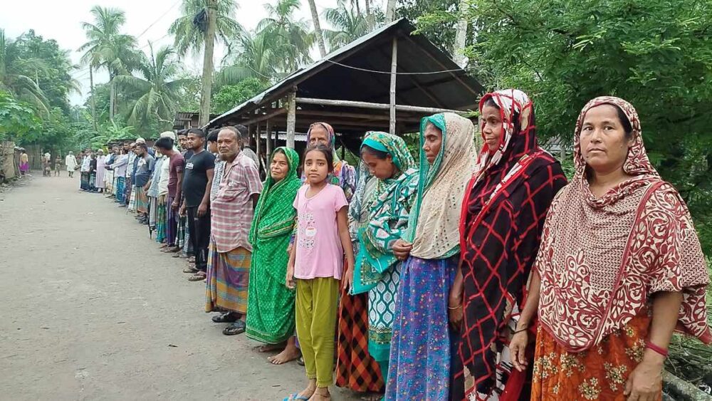 নড়াইলে ৮৫ বছরের বৃদ্ধার জমি লিখে নিয়ে বাড়ি থেকে তাড়িয়ে দেয়ার প্রতিবাদে মানববন্ধন