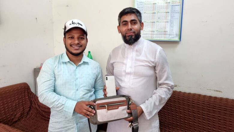পড়ে পাওয়া ব্যাগে লক্ষ টাকার ফোন ও স্বর্নালংকার মালিককে পৌঁছে দিলেন বাকৃবি শিক্ষার্থী