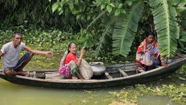 আত্রাই নদীর পানি বৃদ্ধিঃ মান্দায় বেরিবাঁধ ভেঙে প্লাবিত এলাকা, ত্রাণ পেল ২৫ পরিবার
