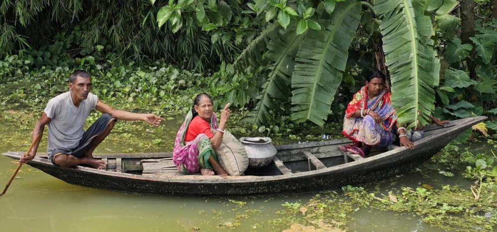 আত্রাই নদীর পানি বৃদ্ধিঃ মান্দায় বেরিবাঁধ ভেঙে প্লাবিত এলাকা, ত্রাণ পেল ২৫ পরিবার
