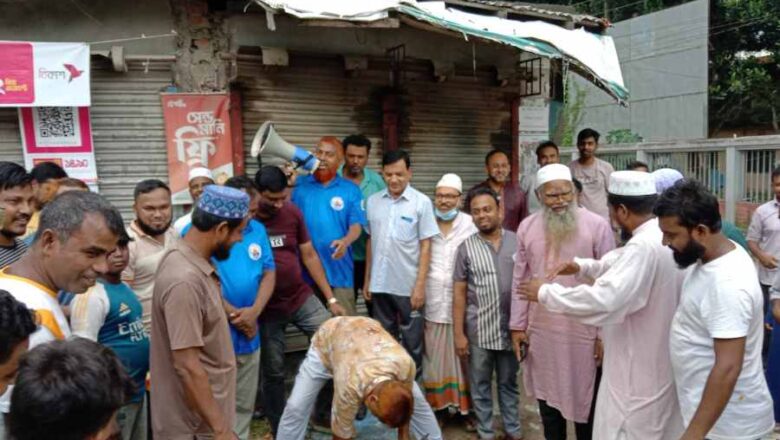 মান্দায় ড্রেনে পয়ঃবর্জ্যের ভয়াবহ দূষণ, ক্ষোভে সংযোগ বন্ধ করলেন ব্যবসায়ী ও মুসল্লিরা