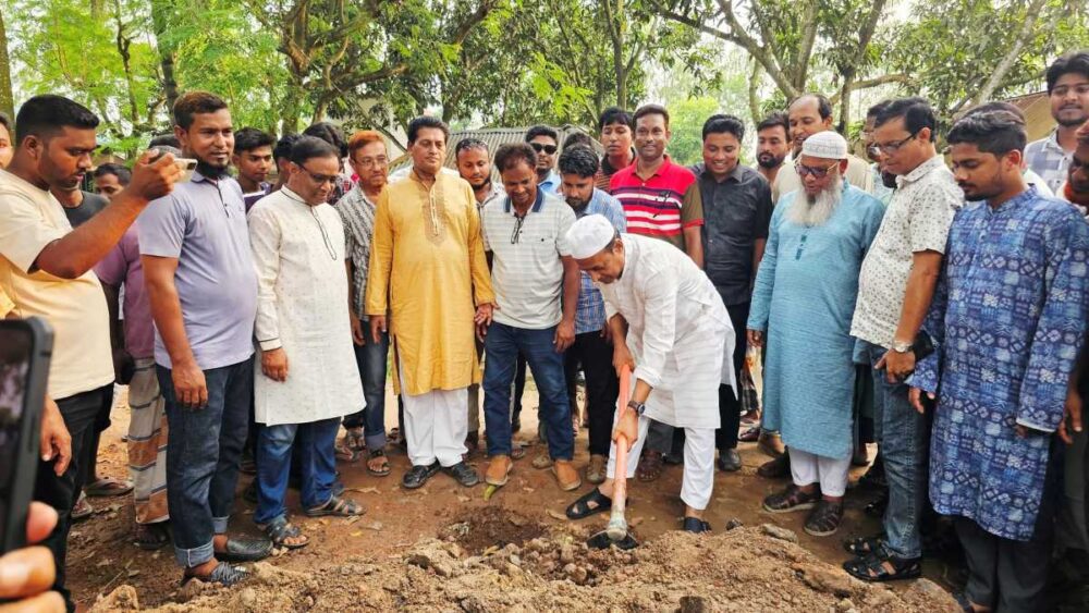 মান্দায় বিএনপি নেতা এম.এ মতীনের নিজস্ব অর্থায়নে রাস্তা সংস্কার কাজের উদ্বোধন