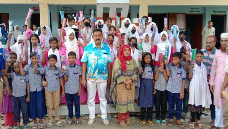 মান্দায় দুঃস্থ নারী, কৃষক ও শিক্ষার্থীদের মাঝে উপকারভোগী সামগ্রী বিতরণ