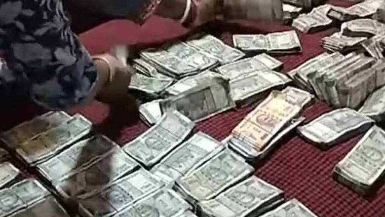 ধরা পড়ে যাবেন, সেই ভয়ে ২০ লাখ রুপি পোড়ালেন প্রকৌশলী!