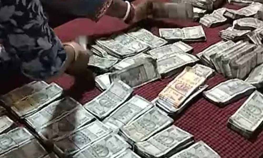 রুপি পোড়ানোর ভিডিও ভারত