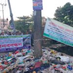 চসিকের নিষেধাজ্ঞা অমান্য করে চলাচলের রাস্তায় বর্জ্য ফেলার প্রতিবাদে মানববন্ধন 
