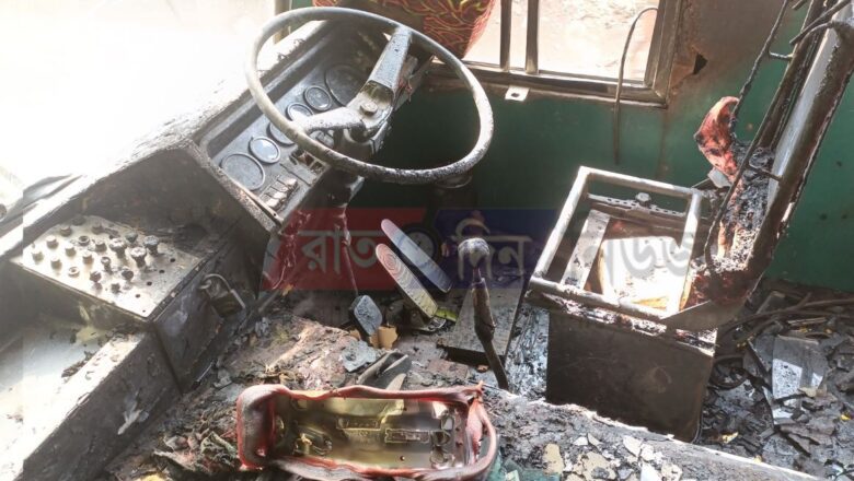 যশোরে পার্কিং করা বাসে দুর্বৃত্তদের আগুন,অল্পের জন্য রক্ষা পেলো শতাধিক বস্তিবাসী