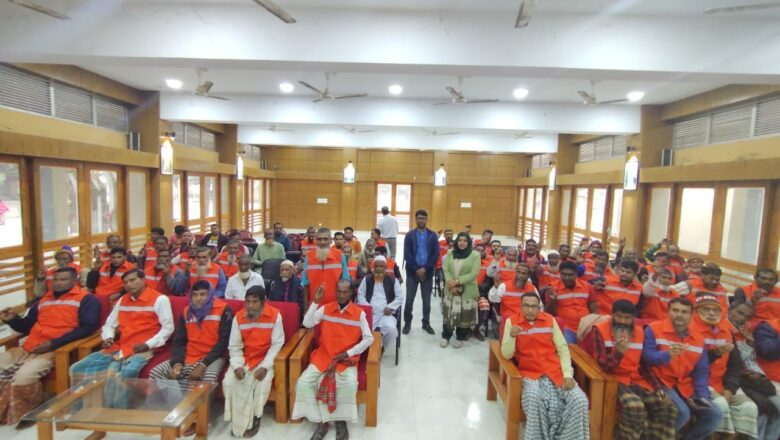 মান্দায় বাজার নিরাপত্তায় প্রহরীদের বিশেষ পোশাক ও বাঁশি বিতরণ